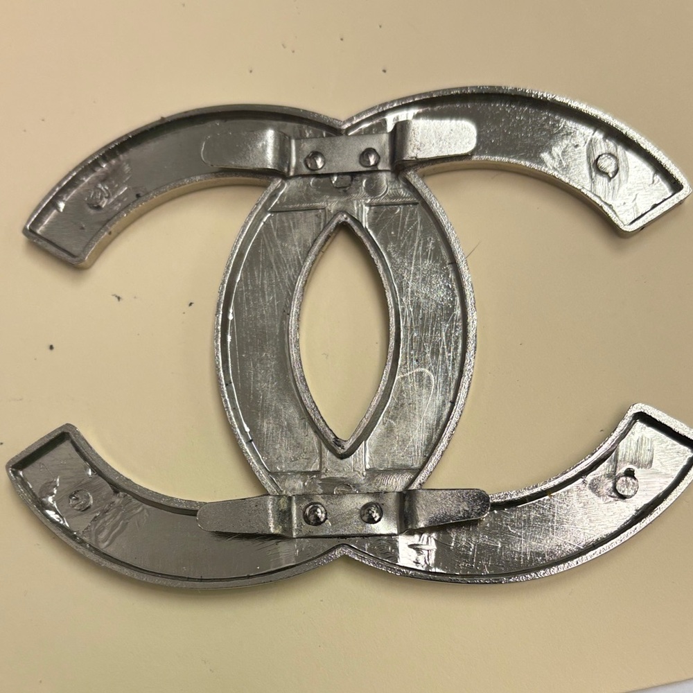 CHANEL Metallic Silver Interlocking Logo Pin - Picture 4 of 5